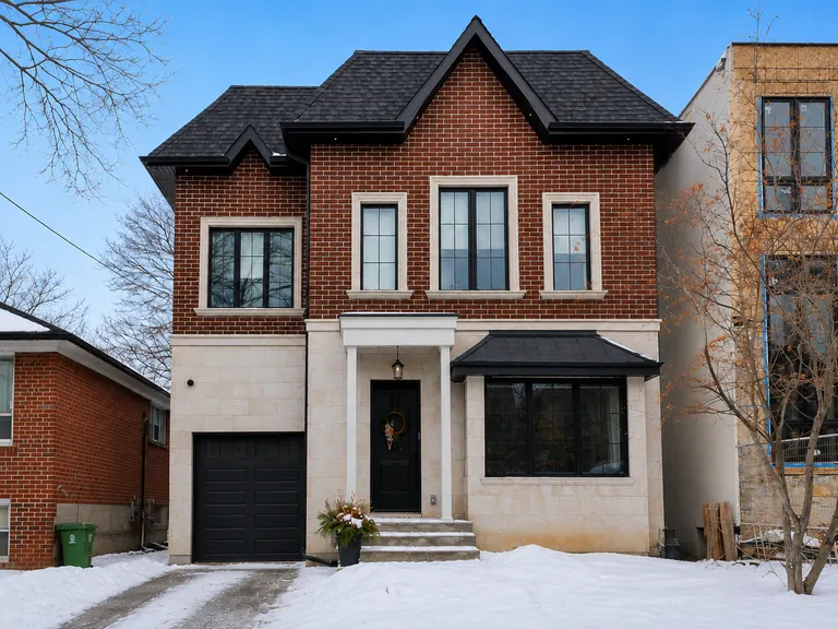 A custom home built by Grand Design Build in Toronto