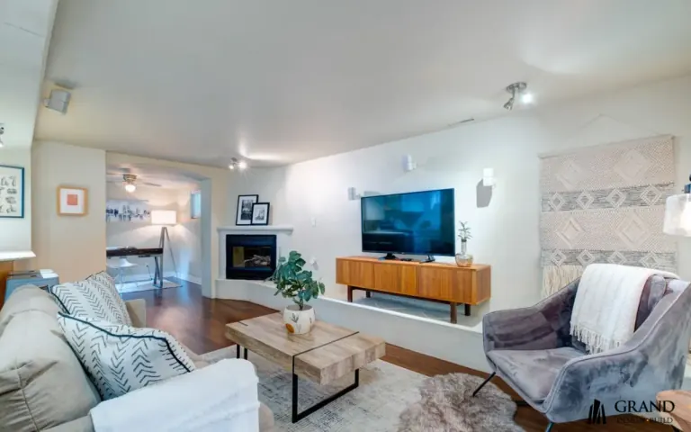 Living and dining renovation in Toronto by Grand Design Build